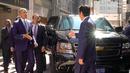 PM Jepang, Shinzo Abe menyambut Presiden AS ke-44 Barack Obama saat tiba di salah satu restoran sushi di kawasan Ginza, Tokyo, Jepang, (25/3). Obama dan Abe makan siang bersama di restoran tersebut. (AP Photo / Shizuo Kambayashi, Pool)