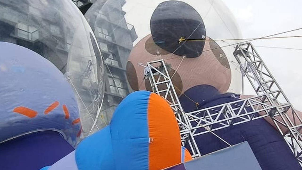 Bikin Heboh, Penampakan Balon Karakter Raksasa Duduki Pusat Perbelanjaan di Tangerang