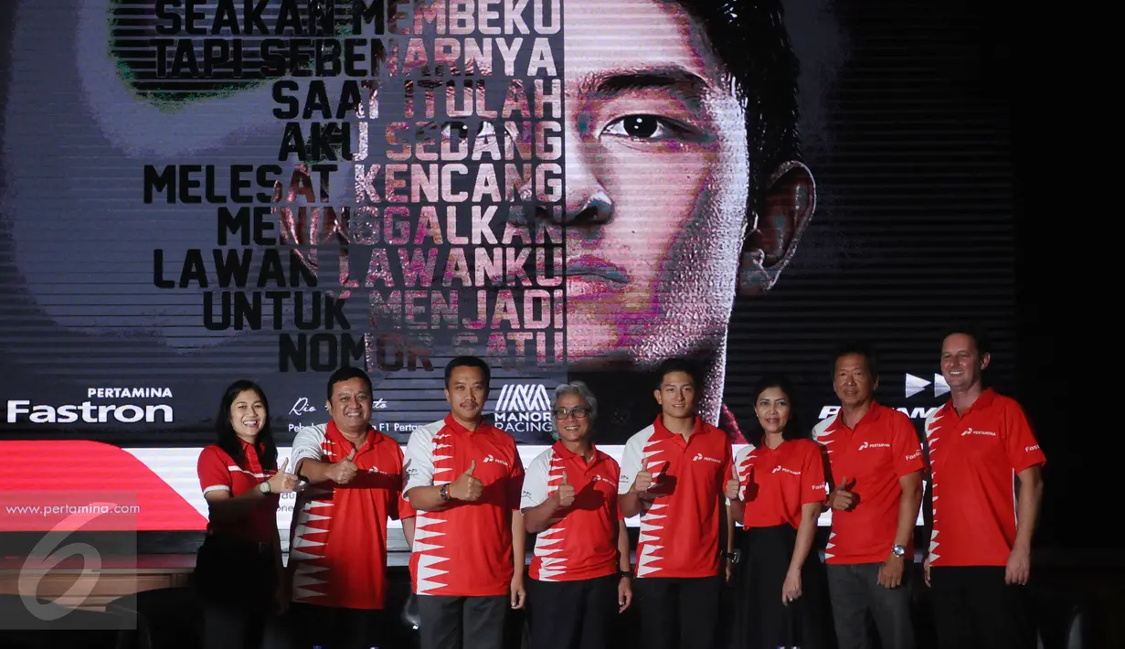 Rio Haryanto (keempat kanan) berfoto bersama usai dipastikan bergabung dengan tim Manor Racing F1 di Jakarta, Kamis (18/2/2016). Rio bergabung dengan Manor Racing dan akan mengikuti balapan Formula 1 selama semusim penuh. (Liputan6.com/Helmi Fithriansyah)