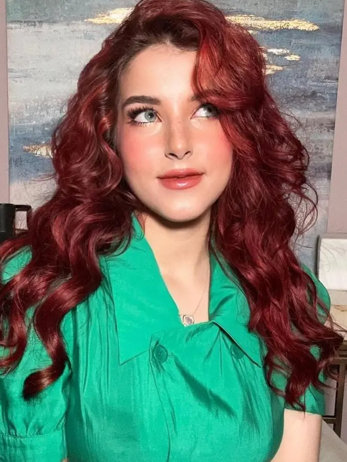 Pesona Tasya Farasya cantik dengan rambut merah