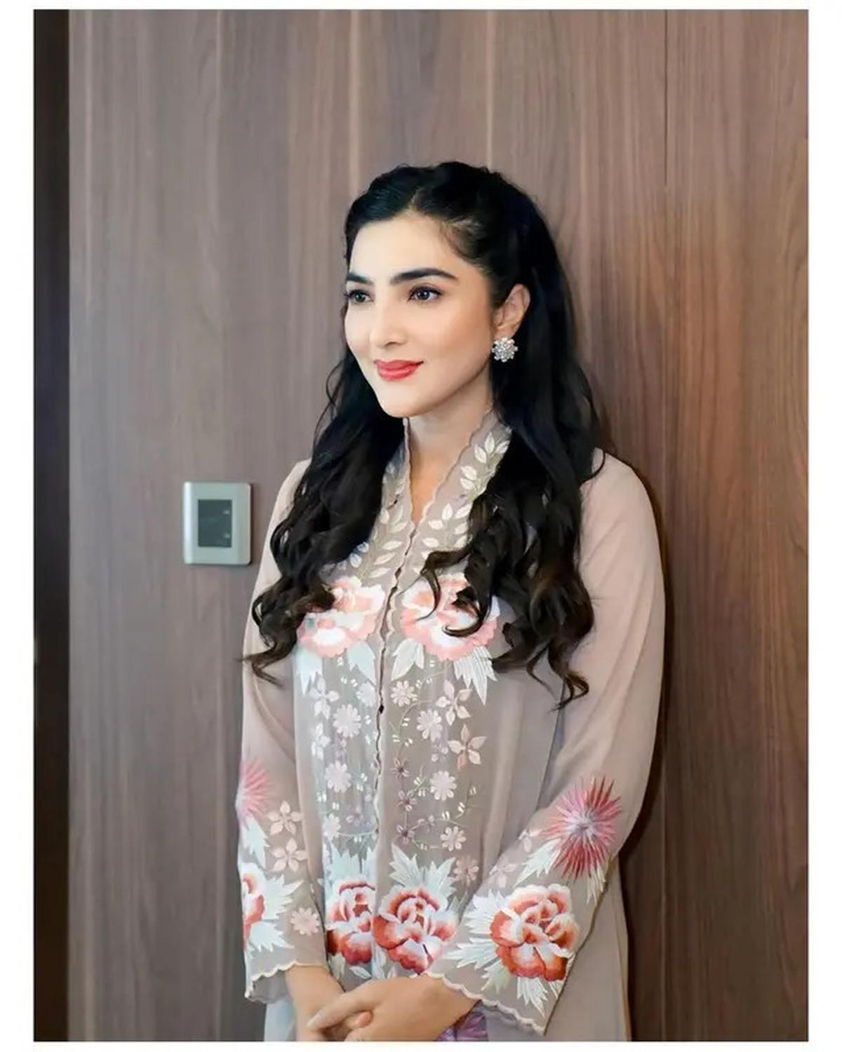 6 Potret Outfit Kebaya Ashanty di Kondangan Teman Kuliah, Inspirasi Gaya Elegan