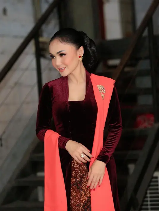 Sejumlah warganet menghujani penyanyi kelahiran Batu, Malang, 3 Juni 1972, dengan beragam pujian. “Cantik manis dan memesona,” tulis @bamb**** di kolom komentar. “Cantiknya Mbak yunishara... panggah awet nom atur salam sehat ke mawon,” @heru**** menyahut. “Aduh mbakku semaput aku sing wedok wae nyawang seneng piye sing lanang,” sanjung Nafa Urbach. (Foto: Dok. Instagram @yunishara36)