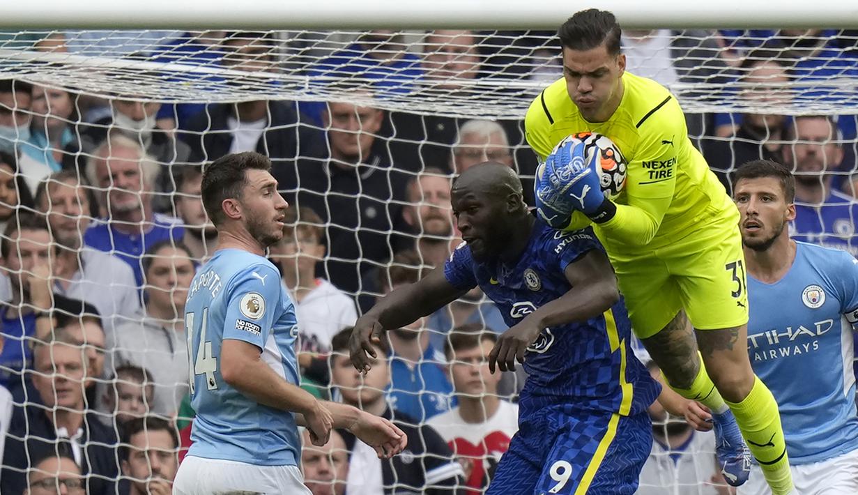 Ederson. Kiper Manchester City asal Brasil berusia 28 tahun ini adalah peraih Golden Gloves Liga Inggris musim lalu. Total telah 5 musim membela City dan musim ini ia telah tampil dalam 7 laga di semua kompetisi dengan catatan 5 kali clean sheets dengan kebobolan 4 gol. (AP/Alastair Grant)