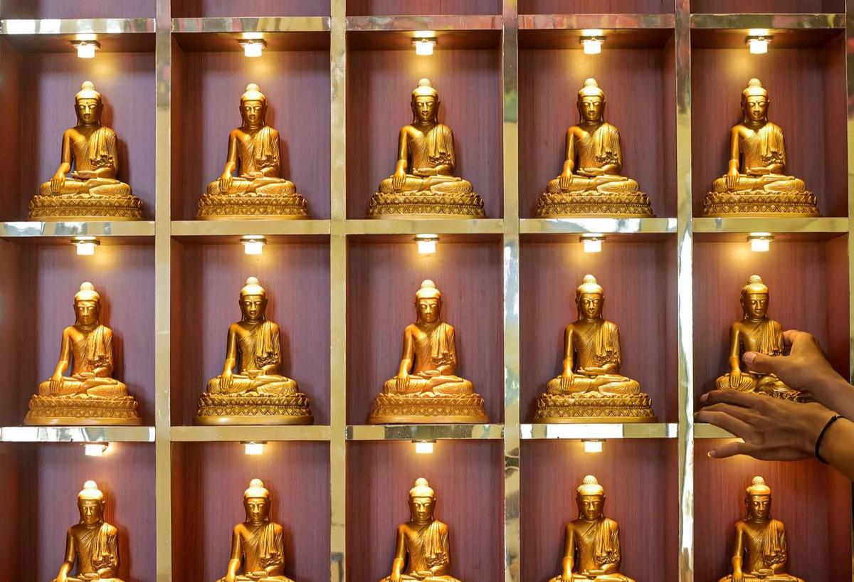 FOTO: Ritual Pembersihan Patung Buddha Sambut Tahun Baru Imlek