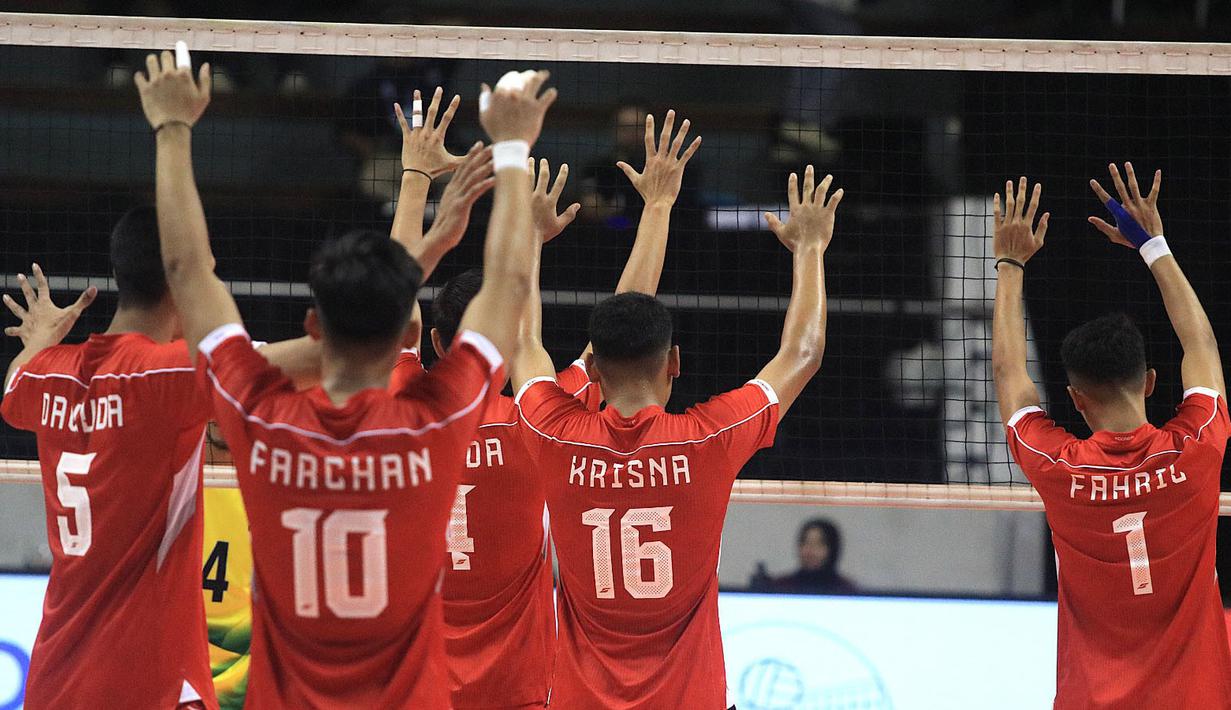 <p>Para pemain Timnas voli putra Indonesia U-20 bersiaga di depan net saat menghadapi India pada laga perempatfinal Kejuaraan Bola Voli Asia Putra AVC U-20 2024 di Jawa Pos Arena Surabaya, Sabtu (27/7/2024) malam. Timnas voli putra Indonesia U-20 menang 3-1 (25-20, 25-23, 16-25 dan 25-18). (Dok. PBVSI)</p>