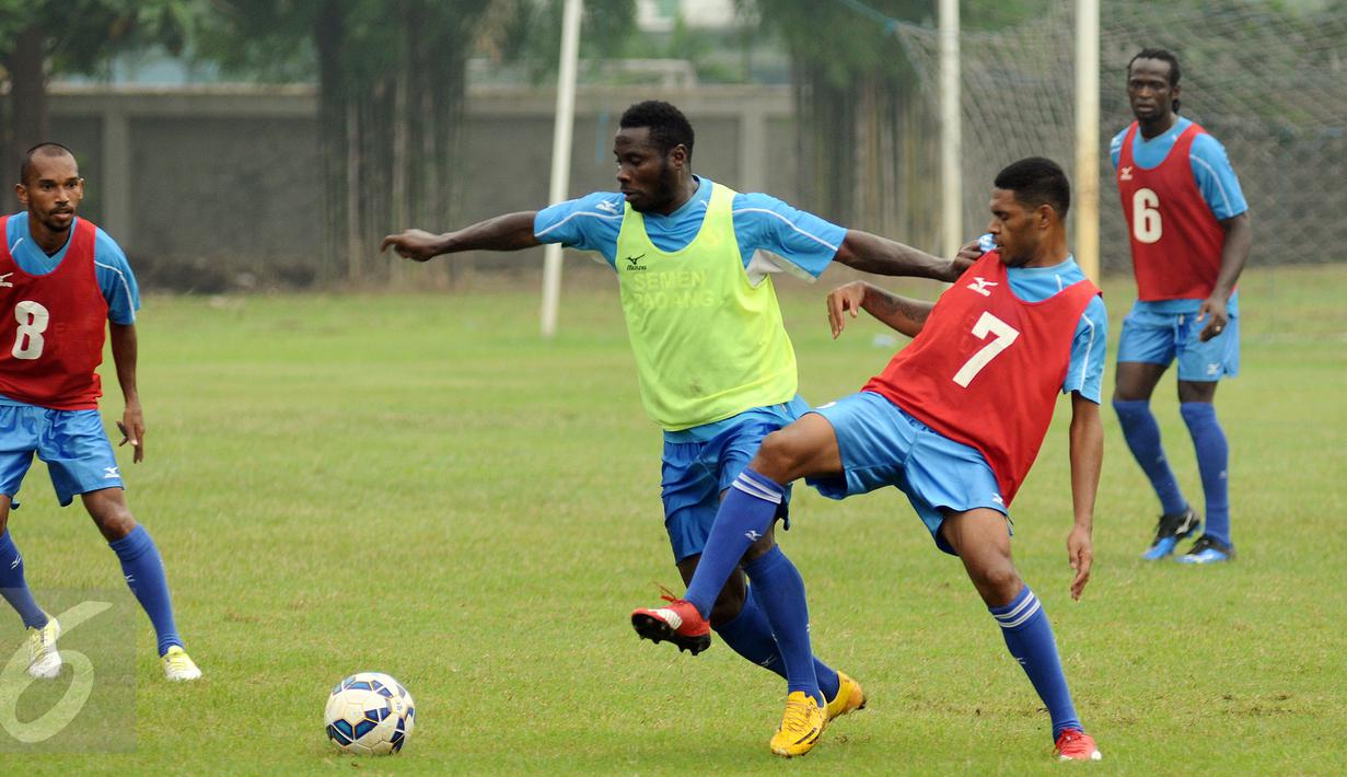 Pemain Semen Padang Vendry Mofu (kedua kanan) berebut bola saat latihan di Lapangan Sutasoma, Halim Perdanakusuma, Jakarta, Jumat (22/1/2016). Latihan ini persiapan menghadapi Mitra Kukar di final piala Jenderal Sudirman. (Liputan6.com/Helmi Fithriansyah)