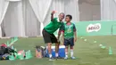 Kurniawan berfoto selfi dengan seorang siswa saat mengikuti ajang Milo Football Clinic Day, Minggu (30/10/2016) di Simprug. (Bola.com/Nicklas Hanoatubun)