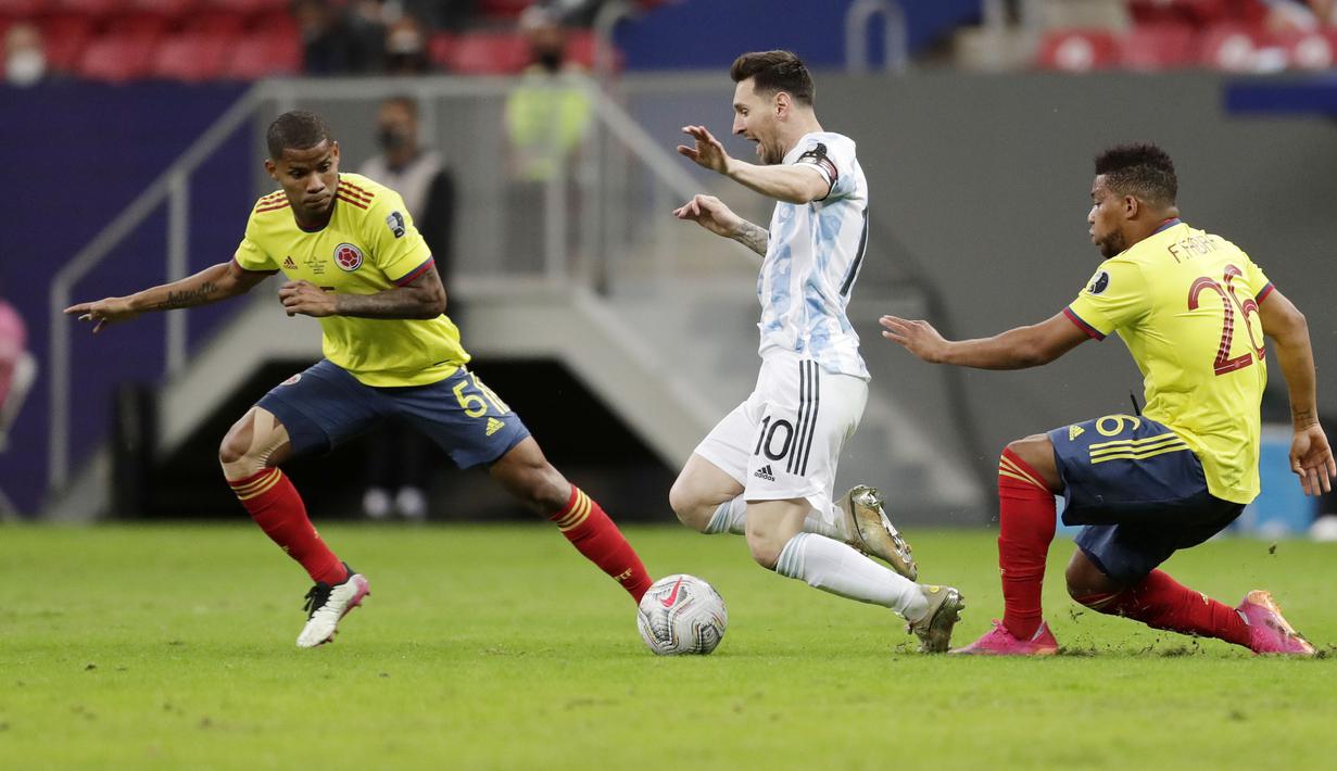 Kendati dalam kondisi cedera, Lionel Messi lantas tak berhenti bermain. Ia tetap berjuang bersama rekan-rekannya sampai akhir laga. (Foto:AP/Eraldo Peres)