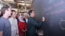 Presiden Jokowi ditemani Mark Zuckerberg, membubuhkan pesan serta tanda tangan di dinding saat berkunjung ke kantor Facebook di Silicon Valley, San Fransisco, Rabu (17/2). Pesan tersebut bertuliskan "Bersama Damai dalam Harmoni". (Setpres/Biro Pers)