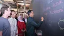 Presiden Jokowi ditemani Mark Zuckerberg, membubuhkan pesan serta tanda tangan di dinding saat berkunjung ke kantor Facebook di Silicon Valley, San Fransisco, Rabu (17/2). Pesan tersebut bertuliskan "Bersama Damai dalam Harmoni". (Setpres/Biro Pers)