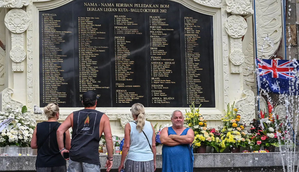 Orang-orang mengunjungi  Monumen Kemanusiaan Ground Zero bagi para korban untuk memperingati 20 tahun bom Bali yang menewaskan lebih dari 200 orang, di Kuta, Bali, Rabu (12/10/2022). Peristiwa Bom Bali I telah memasuki tahun ke-20. (SONNY TUMBELAKA / AFP )