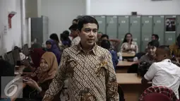 MenPANRB Yuddy Chrisnandi berada di ruang press room wartawan di Istana kepresidenan, Jakarta, Jumat (13/5). Tinjauan tersebut dilakukan untuk melihat aktifitas para wartawan saat menunggu agenda kegiatan kepresidenan. (Liputan6.com/Faizal Fanani)