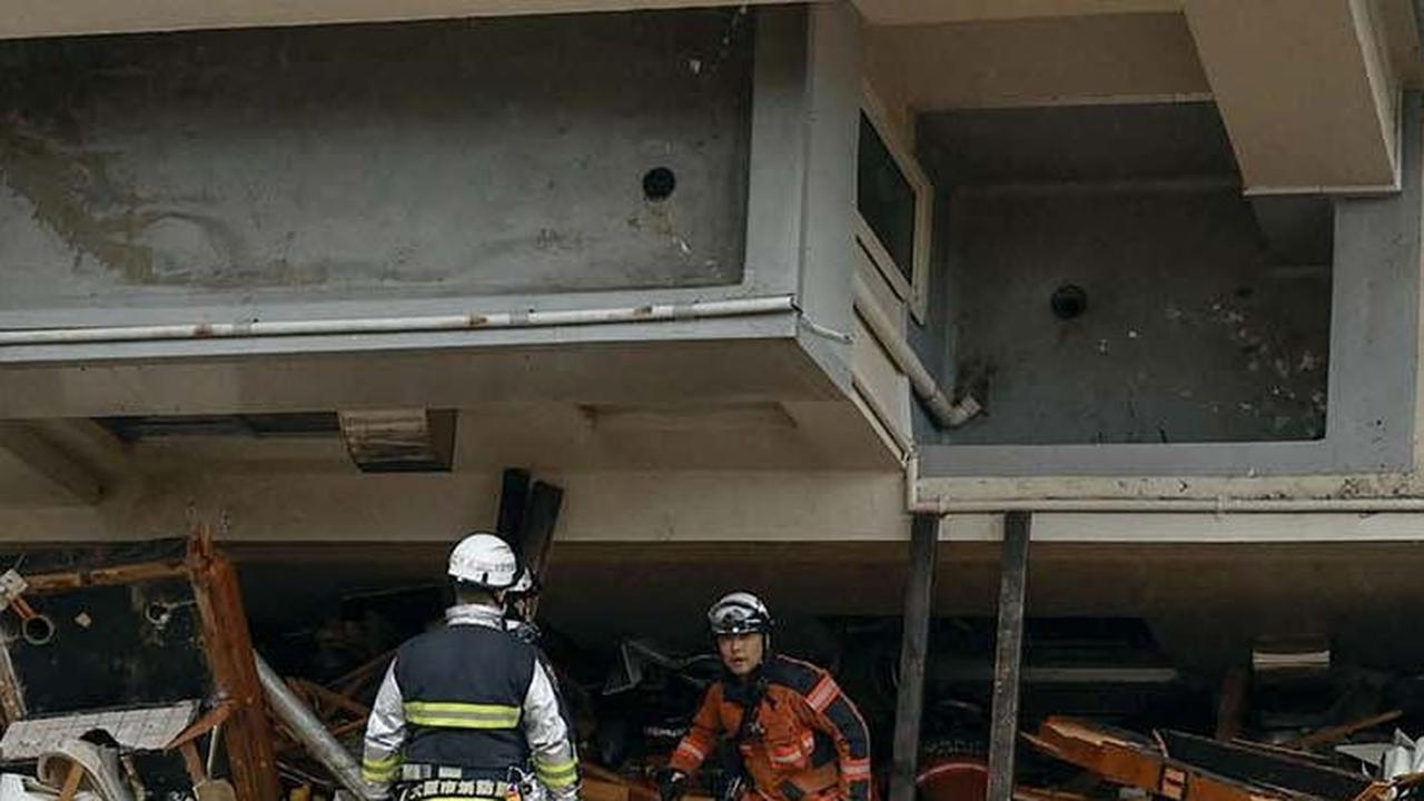 Gempa yang terdeteksi pada kedalaman cukup dangkal, yakni 10 kilometer di bawah tanah, menghancurkan gedung- gedung dan memicu terjadinya tsunami.
