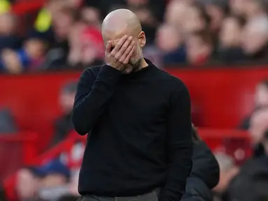 Pelatih Manchester City Pep Guardiola bereaksi saat anak asuhnya menghadapi Manchester United pada pertandingan Liga Inggris di Old Trafford, Manchester, Inggris, Minggu (8/3/2020). Manchester United menang 2-0. (AP Photo/Dave Thompson)