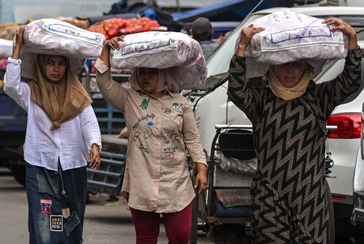 FOTO: Melihat Perjuangan Buruh Angkut Perempuan Mencari Nafkah  di Surabaya