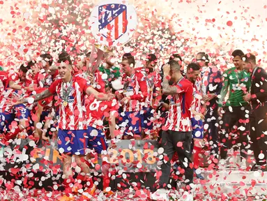 Pemain Atletico Madrid merayakan kemenangannya saat menjadi juara Liga Europa usai mengalahkan Marseille di Stade de Lyon, Prancis (16/5). Atletico Madrid berhasil menjadi juara usai mengalahkan Marseille di laga final. (AP Photo / Thibault Camus)