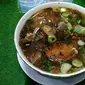 Sup lidah merupakan salah satu kuliner khas Kota Makassar, Sulsel, selain coto dan pallubasa, yang dapat menjadi makanan berbuka puasa saat bulan Ramadan. (Liputan6.com/Eka Hakim)