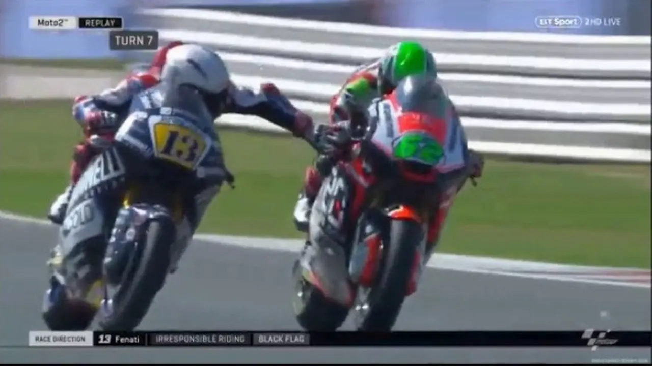 Aksi pembalap Moto2, Romano Fenati (kiri) saat menarik tuas rem motor Stefano Manzi