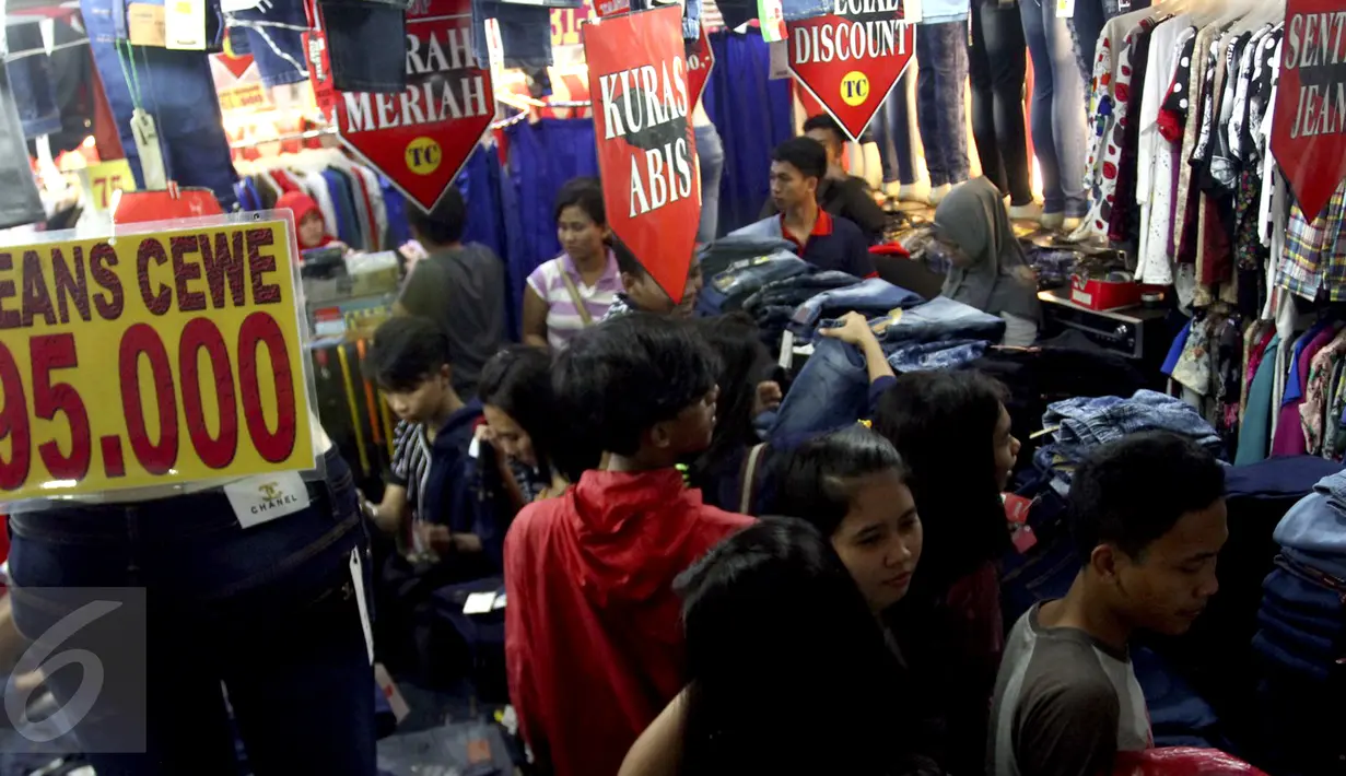 Pengunjung memilih celana jeans di salah satu pusat perbelanjaan di kawasan Blok M, Jakarta, Selasa (14/7/2015). Menjelang idul Fitri 1436, transaksi penjualan di sejumlah pusat perbelanjaan mengalami peningkatan. (Liputan6.com/Helmi Afandi)