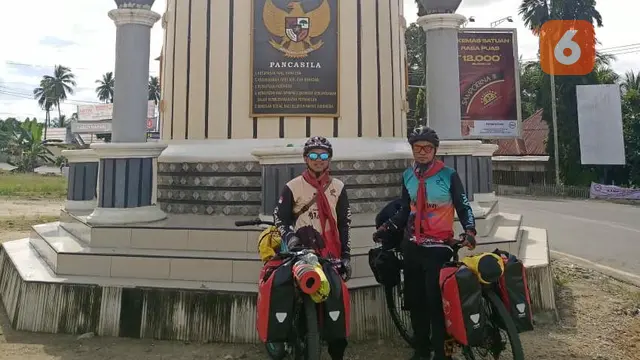 Dua pemuda asal Gorontalo mengawali perjalanan mereka menuju tanah suci dengan sepeda (Arfandi Ibrahim/Liputan6.com)