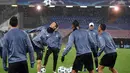 Cristiano Ronaldo pamer skill saat sesi latihan bersama rekan-rekannya jelang melawan SSC Napoli pada leg kedua babak 16 besar Liga Champions di San Paolo stadium, Naples, (6/3/2017). (Ciro Fusco/ANSA via AP)