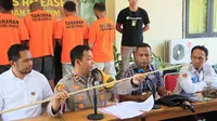 Wakapolres Manggarai Barat Kompol Budi Guna Putra saat memberi keterangan pers terkait empat tersangka kasus penyelundupan anak komodo. Foto (Liputan6.com/Ola Keda)