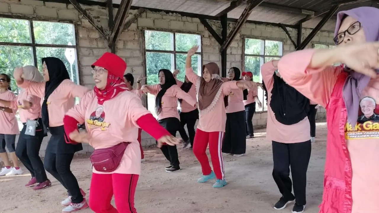 Sukarelawan Mak Ganjar  mengadakan kegiatan cooking class atau kelas memasak dan senam bersama di Sekampung Udik, Lampung Timur, Lampung, Jumat (9/6) (Istimewa)