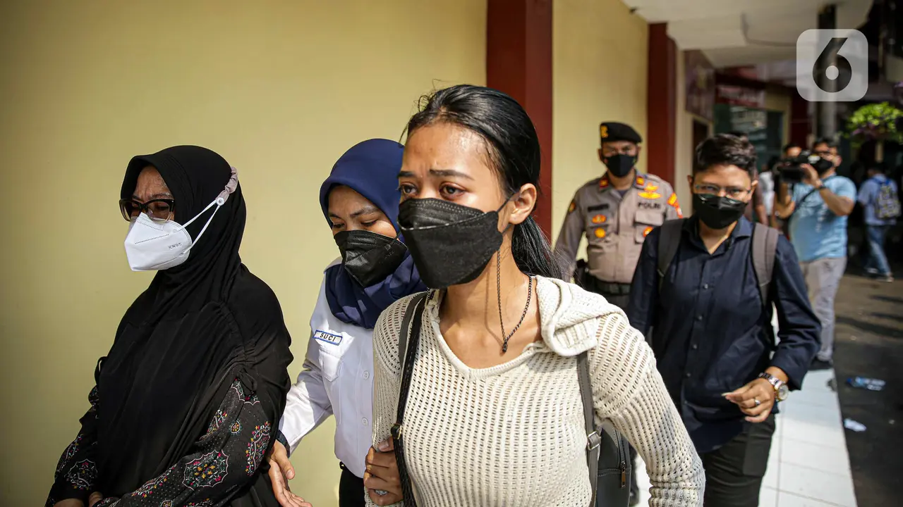 FOTO: Keluarga Korban Kebakaran Lapas Tangerang Datangi RS Polri Kramat Jati