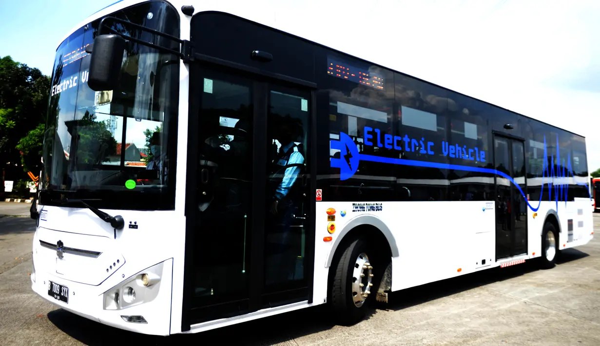 Bus listrik Transjakarta saat peluncuran uji coba bus tersebut di Pool Transjakarta, Terminal Kampung Rambutan, Jakarta, Rabu (8/6/2022). PT Transportasi Jakarta (Transjakarta) menargetkan 100 bus listrik bisa beroperasi di DKI Jakarta pada akhir 2022. (merdeka.com/Imam Buhori)
