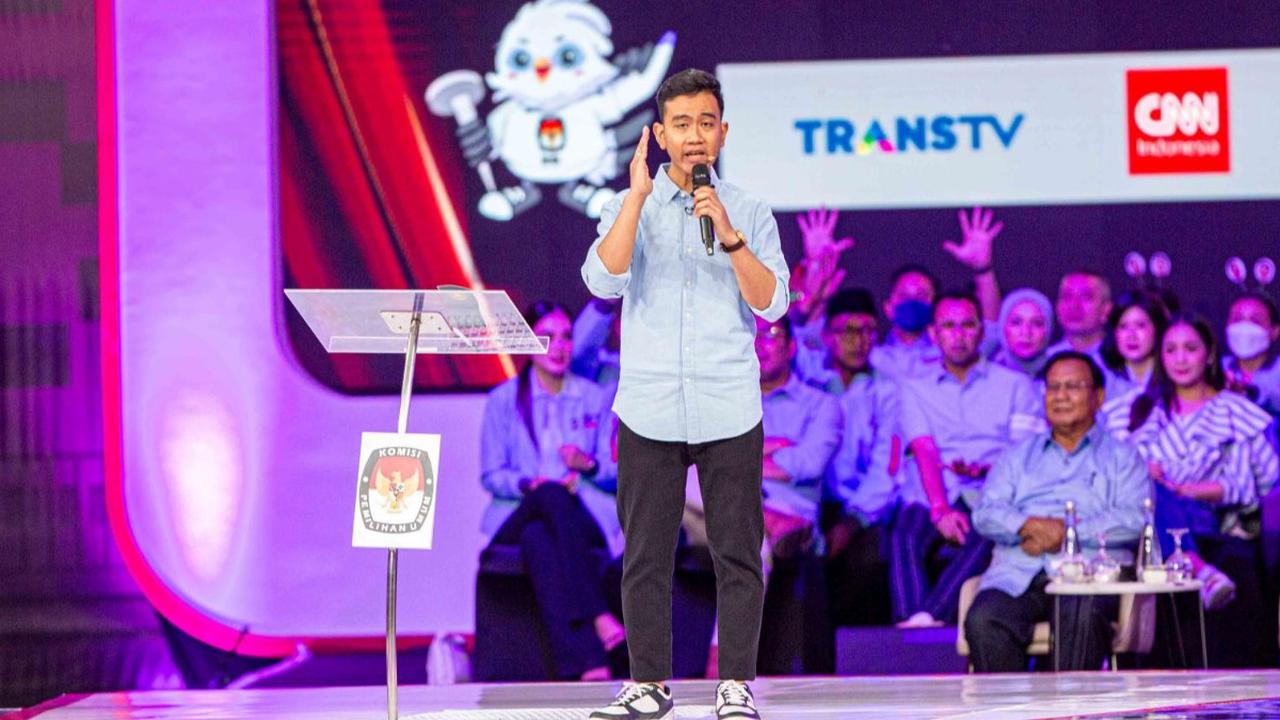 Anehnya, Bawaslu DKI Jakarta justru yang memproses dugaan pelanggaran pemilu di sana. Meski Gibran tidak diberikan sanksi sama sekali.