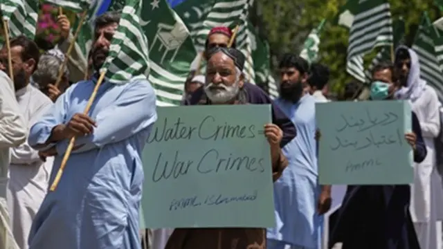 Para pendukung Partai Liga Muslim Murkazi Pakistan menggelar demonstrasi menentang penangguhan perjanjian pembagian air antara India dan Pakistan di Islamabad, Pakistan, Kamis (24/4/2025).
