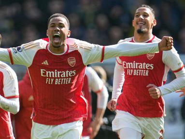 Pemain Arsenal, Gabriel Magalhaes melakukan selebrasi bersama rekan setimnya pada akhir pertandingan sepak bola Liga Premier Inggris melawan Tottenham Hotspur di Stadion Tottenham Hotspur, London, Inggris, Minggu, 28 April 2024. (AP Photo/Kin Cheung)