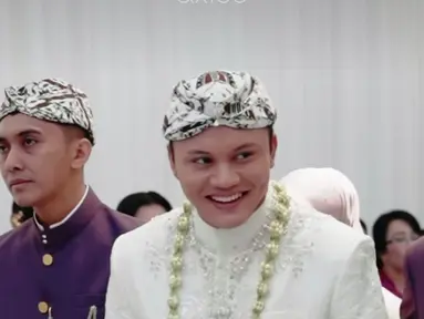 Senyum semringah Rizky Febian saat diantar ke meja akad nikah. Dia mengenakan busana pengantin adat Sunda berwarna serba putih. (Foto: Instagram/ axioo)