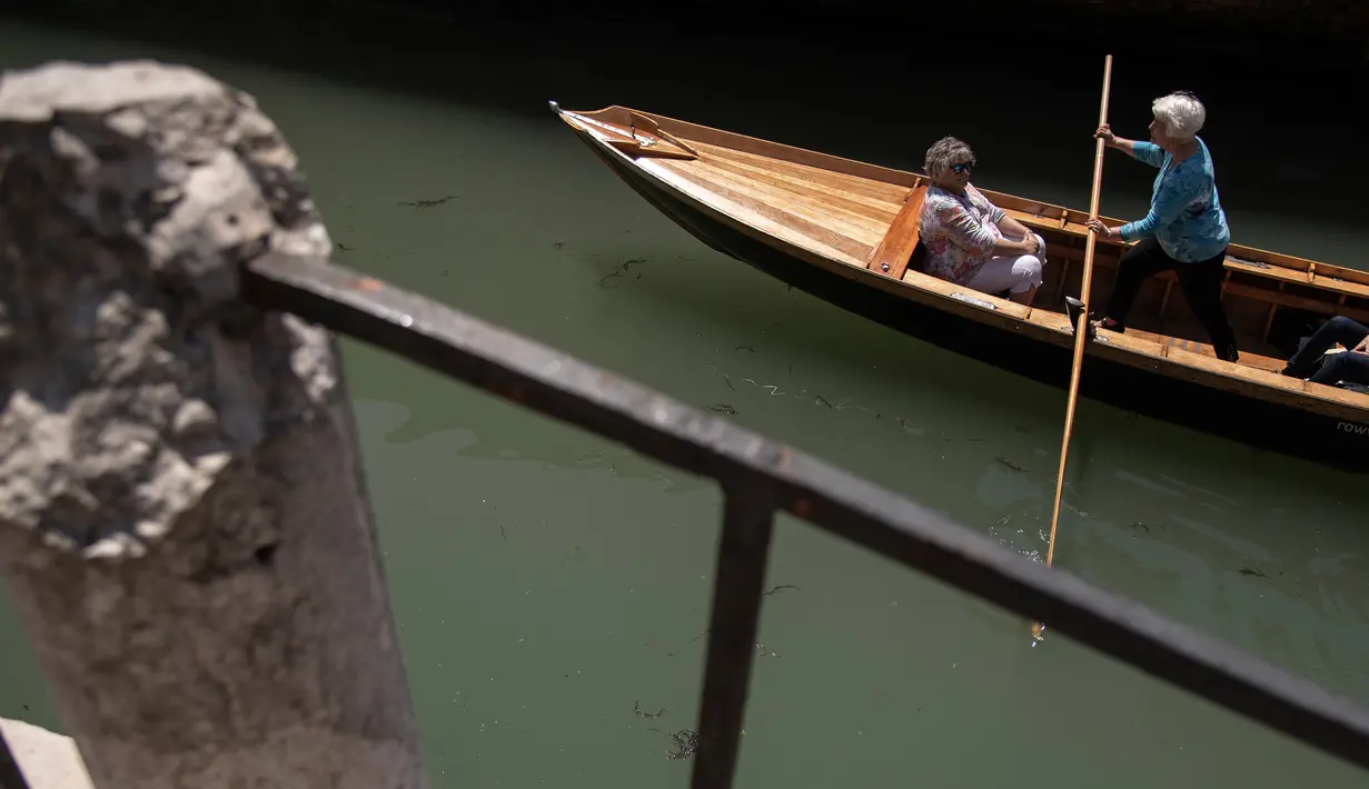 Perempuan yang tergabung dalam Row Venice menawarkan pengalaman belajar mendayung gondola di sebuah kanal di Venesia, Italia pada 16 Mei 2019. Row Venice merupakan organisasi nonprofit bentukan sekelompok perempuan yang berfokus pada pelestarian seni mendayung perahu. (MARCO BERTORELLO/AFP)