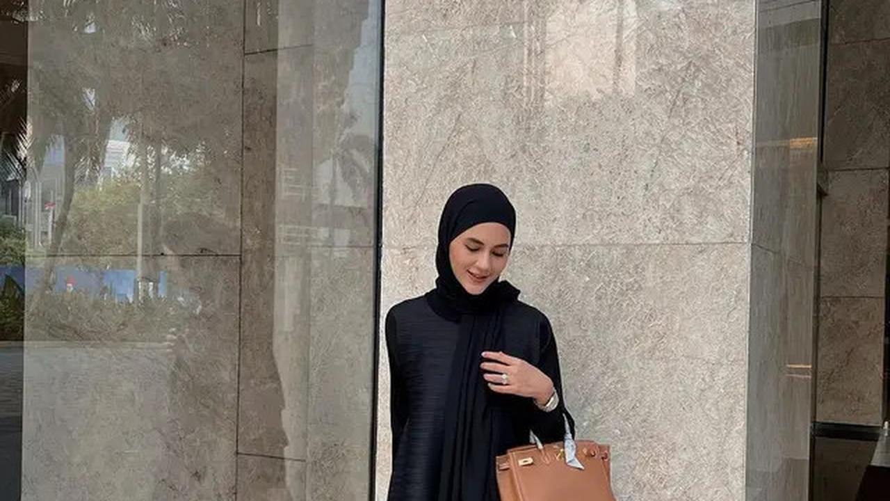 7 Gaya Hijab Pashmina ala Paula Verhoeven, Tonjolkan Aura Model