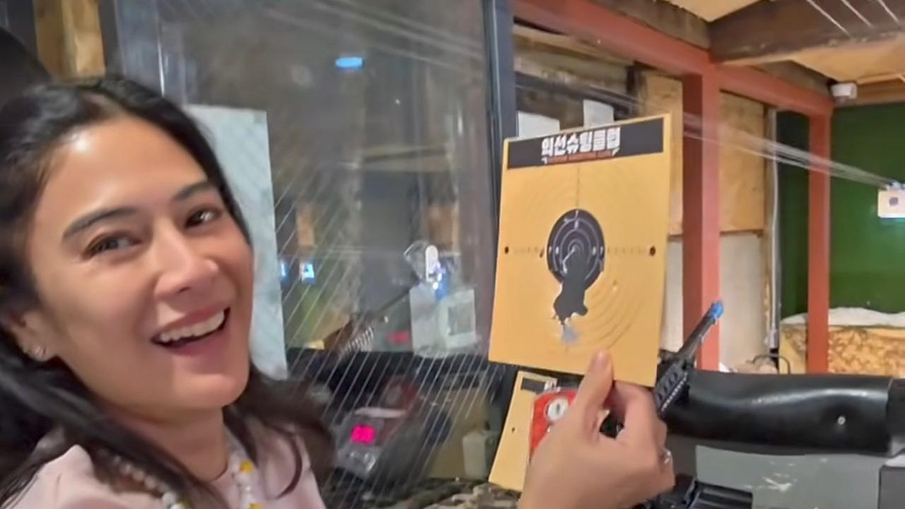 Potret Family Date ala Dian Sastro di Korea Selatan, Latihan Menembak Hingga Ngopi Bareng Suami dan Anak