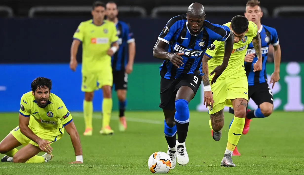 Penyerang Inter Milan, Romelu Lukaku, menggiring bola saat menghadapi Getafe pada laga 16 besar Liga Europa 2019/2020 di Veltins Arena, Kamis (6/8/2020) dini hari WIB. Inter Milan menang 2-0 atas Getafe. (AFP/ Ina Fassbender/various sources)