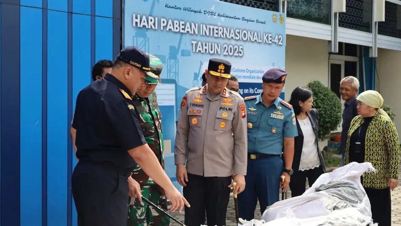Bea Cukai Kalimantan Bagian Barat (Kalbagbar) berhasil menegah 105 bale pakaian bekas (ballpressed).