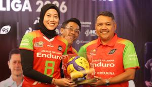 Bintang Jakarta Pertamina Enduro, Megawati Hangestri memberikan bola bertanda tangan seluruh pemain kepada petinggdi dari Pertamina di acara launching tim untuk kompetisi Proliga 2026 yang berlangsung di Enduro x Fastron Lounge, Gedung Oil Center, Thamrin, Jakarta Pusat pada Senin (05/01/2026).