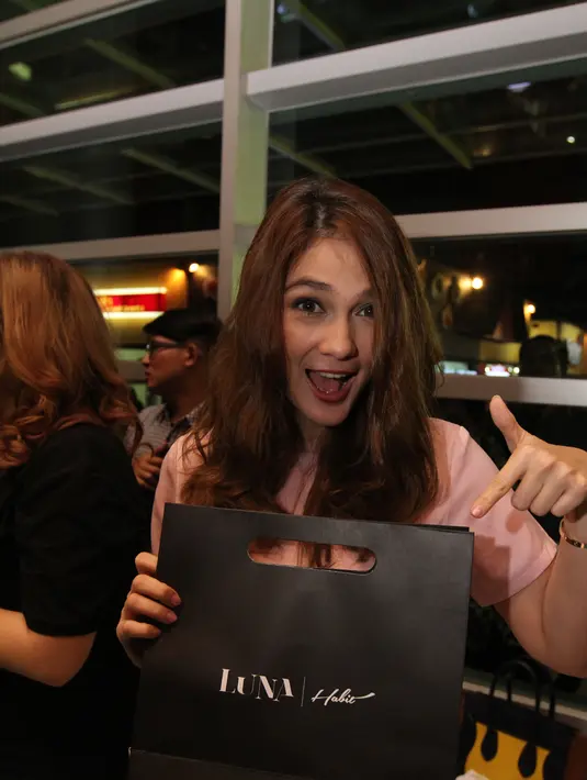 Kekasih Reino Barack ini membuka Luna Habit di Jakarta Fair Kemayoran selama tiga hari yaitu Jumat, Sabut dan Minggu. (Fathan Rangkuti/Bintang.com)