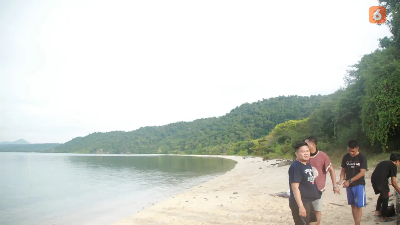 Pantai pasir panjang Desa Olibu, Kecamatan Paguyaman Pantai yang memesona (Foto:Liputan6.com/Arfandi Ibrahim)