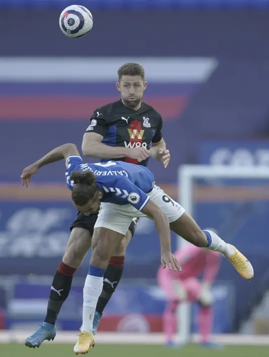 Bek Crystal Palace, Gary Cahill bersaing dengan penyerang Everton, Dominic Calvert-Lewinpada pekan ke-30 Liga Inggris di Goodison Park, Selasa (6/4) dini hari WIB. Duel Everton vs Crystal Palace harus berakhir imbang dengan skor 1-1. (Jon Super / Pool via AP )
