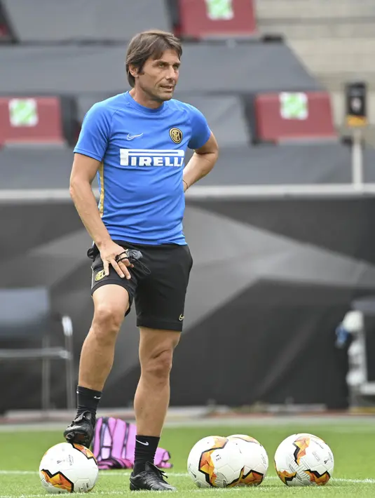 Pelatih Inter Milan Antonio Conte menyaksikan pemainnya berlatih di Cologne, Jerman, Kamis (20/8/2020). Inter Milan akan menghadapi Sevilla di final Liga Europa. (AP Photo/Ina Fassbender, Pool)