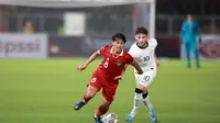 Pemain Timnas Indonesia U-20, Zanadin Fariz mengontrol bola dibayangi pemain Selandia Baru, Jay Joshua Herdman pada laga International Friendly Match U-20 di Stadion Utama Gelora Bung Karno (SUGBK), Jakarta, Minggu (19/02/2023). (Bola.com/Ikhwan Yanuar)