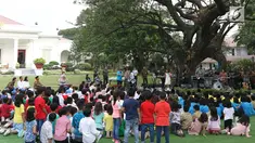 Presiden Joko Widodo bersama Ibu Negara Iriana dan Anak-anak menikmati musik di Halaman Istana Negara, Jakarta, Jumat (20/7). Jokowi dan Ibu Negara iriana mengajak anak-anak tersebut bermain, berdendang, dan berimajinasi. (Liputan6.com/Angga Yuniar)