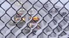 Bajak salju membersihkan jalan raya di sepanjang Interstate 80 di Salt Lake City, Utah (22/2/2023). Cuaca musim dingin yang brutal menghantam AS bagian utara pada hari Rabu dengan salju yang "putih", hembusan angin yang berbahaya dan dingin yang menggigit, menutup jalan raya, menutup sekolah dan bisnis, serta mendorong peringatan yang mengerikan bagi orang-orang untuk tinggal di rumah. (Francisco Kjolseth /The Salt Lake Tribune via AP)