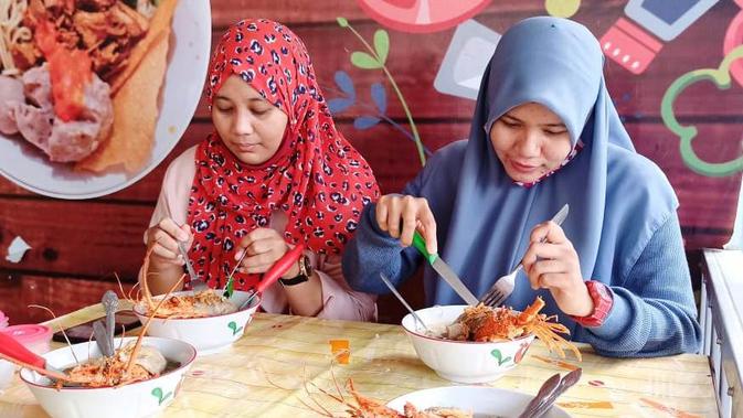 Para pengunjung sedang menyantap bakso lobster di warung Bakso Jawara Palembang (Liputan6.com / Nefri Inge)