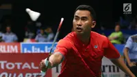 Tunggal Putra Indonesia, Tommy Sugiarto menahan serangan Lee Chong Wei (Malaysia) di putaran pertama Indonesia Open 2017, Jakarta, Rabu (14/6). Tommy kalah 21-13, 10-21, 18-21. (Liputan6.com/Helmi Fithriansyah)