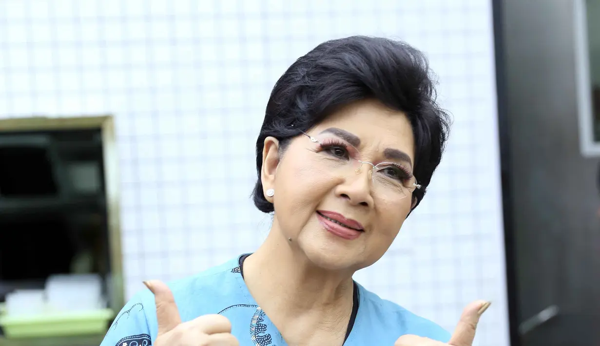 Titiek Puspa yang sudah berusia lanjut memilih menggunakan popok untuk membantunya yang mengalami sering buang air kecil (inkontinensia) sehingga seseorang tidak bisa menahan buang air  (Nurwahyunan/Bintang.com)