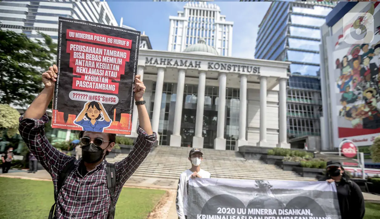 Sejumlah aktivis yang tergabung dalam #BersihkanIndonesia menggelar aksi damai di depan Gedung Mahkamah Konstitusi, Jakarta, Jumat (3/6/2022). Aksi tersebut untuk menyoroti serta menolak pengesahan revisi UU Minerba dan Omnibus Law UU Cipta Kerja. (Liputan6.com/Faizal Fanani)
